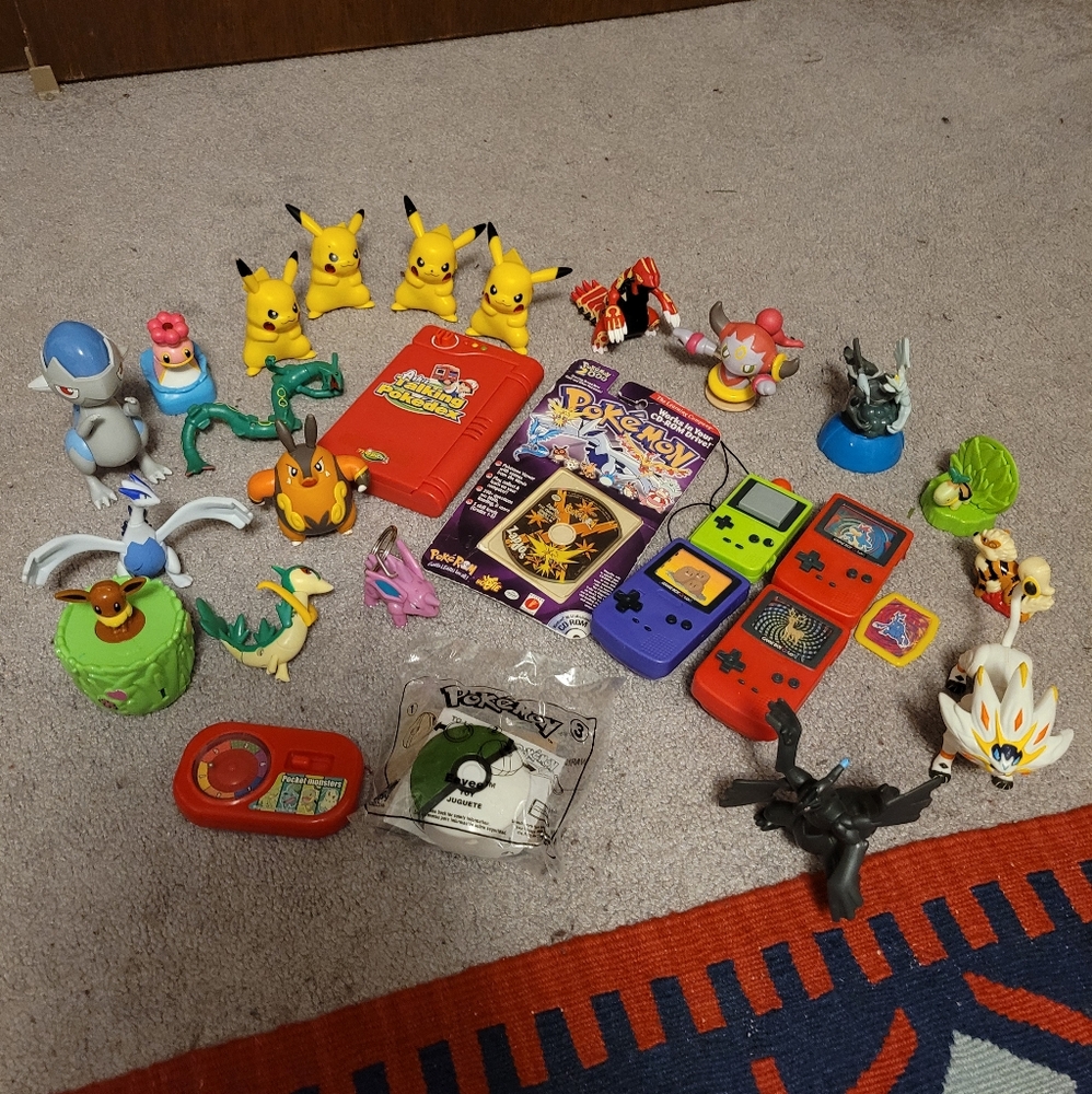 Lot of mostly vintage pokemon toys